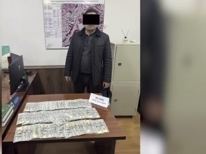 Хоразмда ИИО ходими 30 минг доллар билан қўлга тушди 