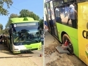 Bus falls into sinkhole in Tashkent