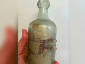 Австралияда хат солинган 100 йиллик шиша идиш топилди