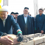 Usmonxon Alimov “Islom Obod” jome masjidi poydevoriga tamal toshini qo‘ydi