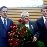 Prezident o‘zbek-tojik do‘stligi haqida kitob yozgan shoirni mukofotladi