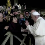 Rim Papasi ayolni urgani uchun kechirim so‘radi (video)