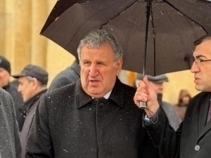 Раҳбарига соябон тутган ходим ишдан олинди