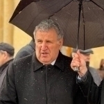 Rahbariga soyabon tutgan xodim ishdan olindi