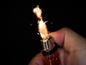 9-синф ўқувчиси синфдошини ёқиб юборди