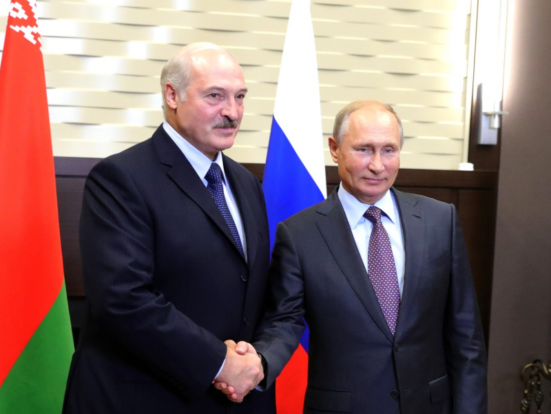 Лукашенко Путиндан Беларусни қуроллантиришни сўради