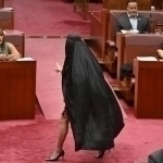 Австралияда бурқани “ҳурматсиз” тарзда кийган сенатор лавозимидан четлатилди (видео)