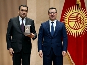 Japarov davlat mukofotlarini berishga moratoriy joriy etdi