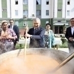 Shavkat Mirziyoyev sumalak saylida ishtirok etdi (video)