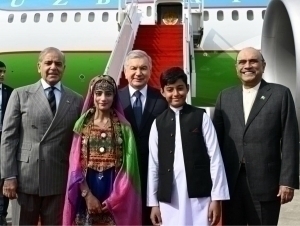 Шавкат Мирзиёев қирувчи самолётлар ҳамроҳлигида Покистонга борди (видео)