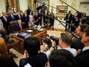 Журналистлар Трампни судга берди