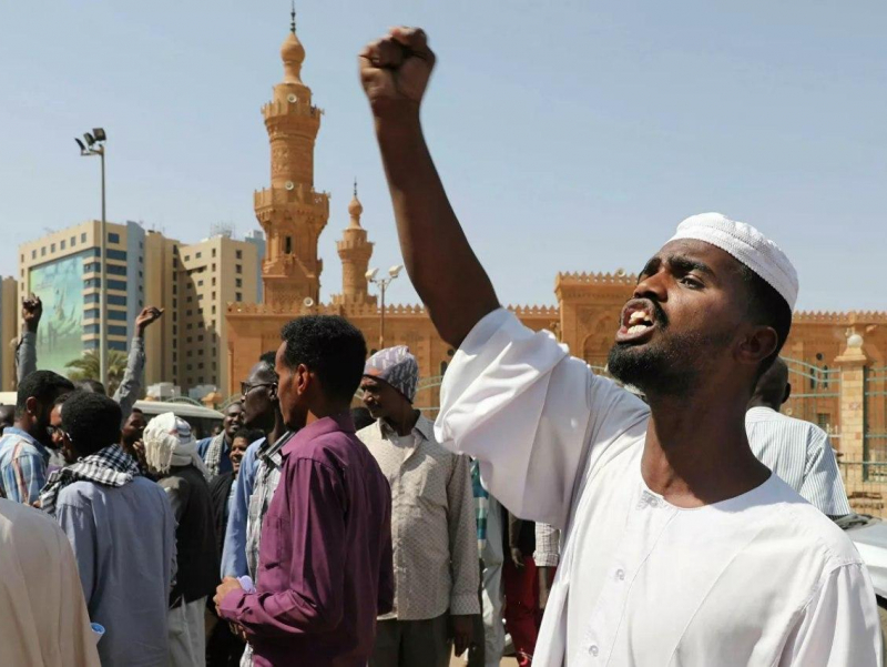 Суданда аҳоли нон етишмаётгани сабаб намойишга чиқди