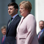 Video: Zelenskiy bilan uchrashuv vaqtida Merkelning tobi qochdi