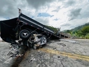 Braziliyada avtobus yuk mashinasi bilan to‘qnashib, yonib ketdi. Qurbonlar bor (video)