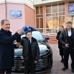 Prezident bilan uchrashuvda qo‘shiq aytgan o‘quvchiga mashina berildi