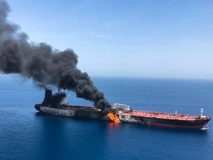 Уммон Ҳормуз бўғозида ёнаётган нефть танкеридан 25 кишини қутқарди