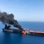 Уммон Ҳормуз бўғозида ёнаётган нефть танкеридан 25 кишини қутқарди