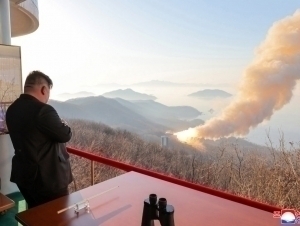 Shimoliy Koreya AQSH hududiga yetib bora oladigan raketa dvigatelini sinovdan o‘tkazdi