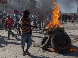 Гаитида минглаб намойишчилар тўда зўравонликларига қарши намойишга чиқди