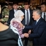Prezident Nukusdagi ko‘cha bo‘ylab sayr qilib, aholi bilan gaplashdi (video)