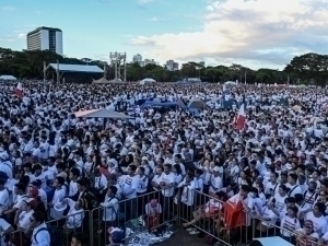 Filippinda 100 minglab odamlar norozilik namoyishiga chiqdi