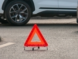 Olmazorda yuk mashinasi boshqaruvni yo‘qotib, 3 ta transport vositasiga borib urildi