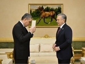 Mirziyoyev presents “Arqadag” with Makhtumkuli's book published in Uzbek