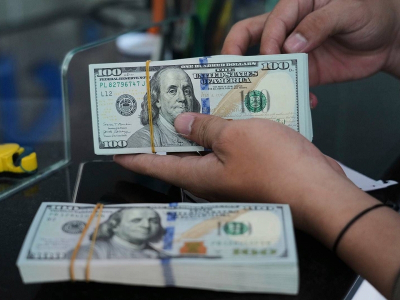 Dollar exchange rate declines