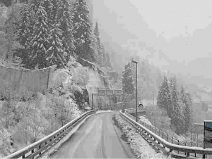 Швейцарияда қор кўчкиси сабаб йўловчи поезд рельсдан чиқиб кетди