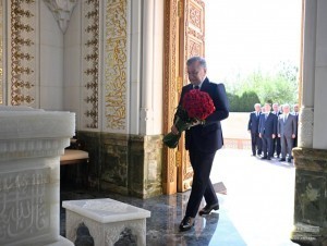 Мирзиёев Биринчи Президент қабрини зиёрат қилди
