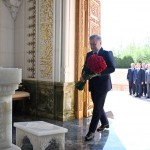 Mirziyoyev Birinchi Prezident qabrini ziyorat qildi