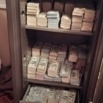 Ukrainada Bosh prokuror ofisidan dollar to‘la seyf topildi
