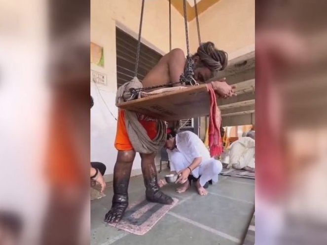 Hindistonda erkak qalban poklanish uchun 5 yildan beri tik turibdi (video)