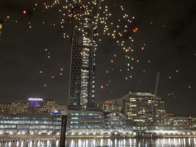 Sidneydagi shouda 90 ga yaqin dron qulab tushdi (video)