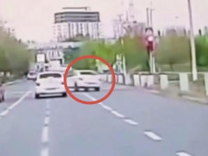 Chirchiqda haydovchi “qizil”dan o‘tib, xavfli “manyovr” qildi (video)