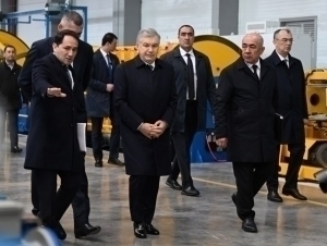 Шавкат Мирзиёев Оҳангаронда кабель ишлаб чиқарувчи корхона билан танишди