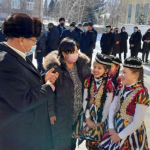 Бахмалда юпун кийинган ўқувчилар совуқда ташқарига турғизиб қўйилди