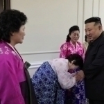 Kim Chen In ayollarni yig‘latdi. U oilalarga ko‘p bolali bo‘lish “topshirig‘ini berdi”