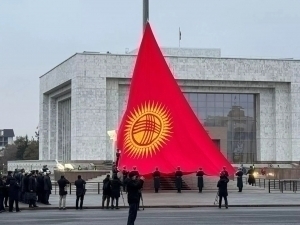 Bishkek bosh maydonida Qirg‘izistonning yangi bayrog‘i ko‘tarildi (video)