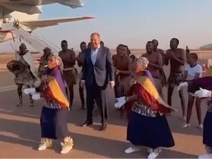 Afrikaliklar Lavrovni o‘ynab kutib oldi (video)