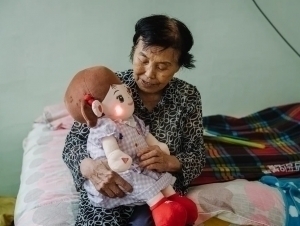 Жанубий Кореяда кексаларга сунъий интеллектли қўғирчоқлар тарқатила бошланди