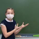Бир қадам олдинга, икки қадам орқага: мактабларда узайтирилган таътил бекор қилинаётганига изоҳ берилди