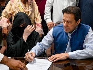 Покистон собиқ бош вазири ва унинг хотини 17 йилга ҳукм қилинди