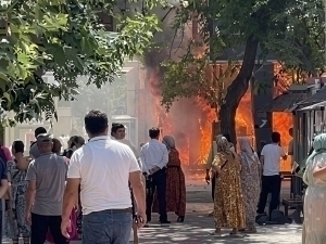 Сирдарёда бирйўла 3 та дўконга ўт кетди