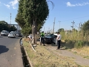 Chirchiqda Lasetti daraxtga borib urildi. Haydovchi halok bo‘ldi