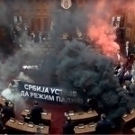 Serbiya parlamentida deputatlar janjallashdi (video)