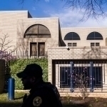 Amerikalik askar norozilik sifatida Isroil elchixonasi oldida o‘zini yoqib yubordi