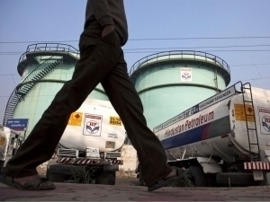 Ҳиндистон заводлари Россия нефтини сотиб олишни тўхтатди – “Bloomberg”