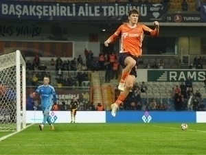 Shomurodov eng yaxshi 10 ta futbolchidan biri bo‘ldi
