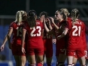 Ayol futbolchilarni dushda videoga olgan murabbiy umrbod futboldan chetlatildi